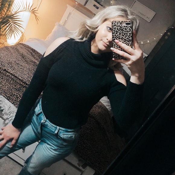 Hollister Sweaters - HOLLISTER sweater XS